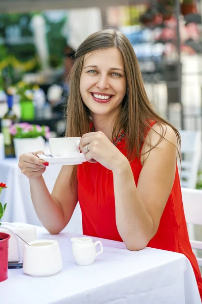 Bir kafede oturan güzel esmer kız