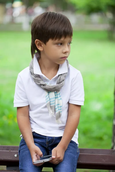 Modieuze kleine jongen buiten op de mooie zomerdag — Stockfoto