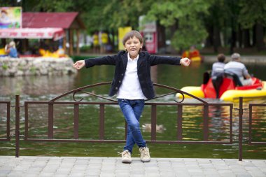 Tam uzunlukta yaz parkta küçük bir çocuk portresi