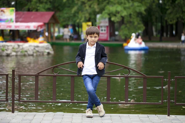 Ganzkörperporträt eines kleinen Jungen im Sommerpark — Stockfoto