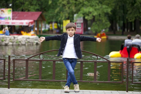 Pełnej długości portret małego chłopca w parku lato — Zdjęcie stockowe