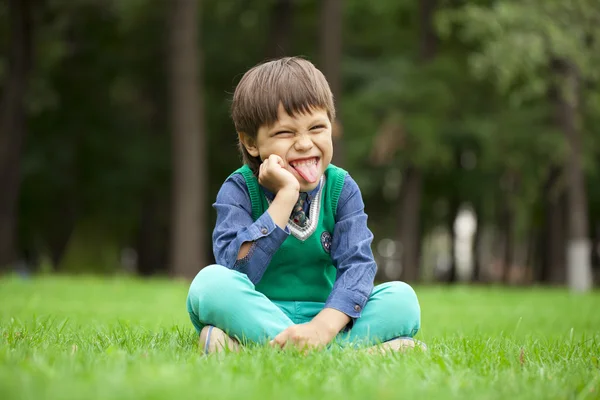 Nahaufnahme Porträt des schönen kleinen Jungen — Stockfoto