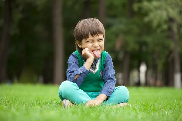 Närbild porträtt av vacker liten pojke — Stockfoto