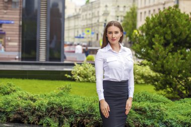 Mutlu bir iş kadını Beyaz gömlekli