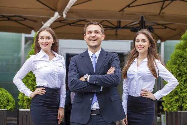 Молодой бизнесмен со своими секретаршами — стоковое фото