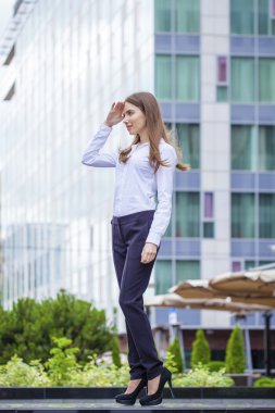 Tam uzunlukta, genç iş kadını Beyaz gömlekli portre 