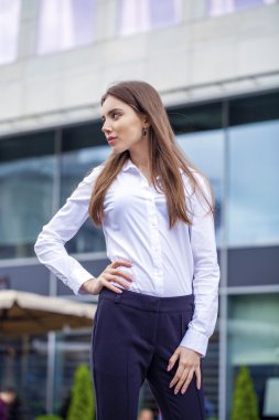 Portre kadar genç iş kadını Beyaz gömlekli kapatın 