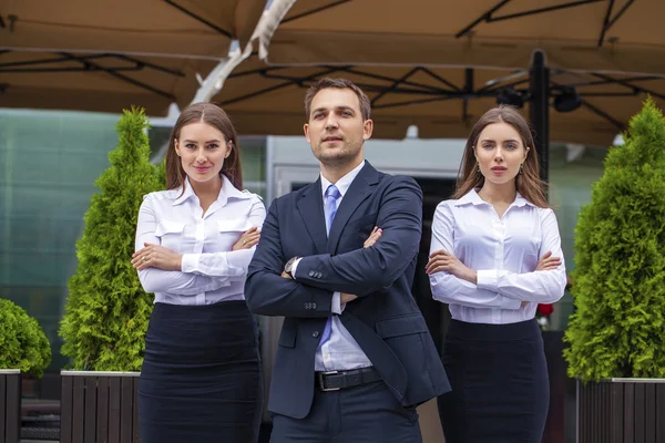 Um jovem empresário com os seus secretários — Fotografia de Stock