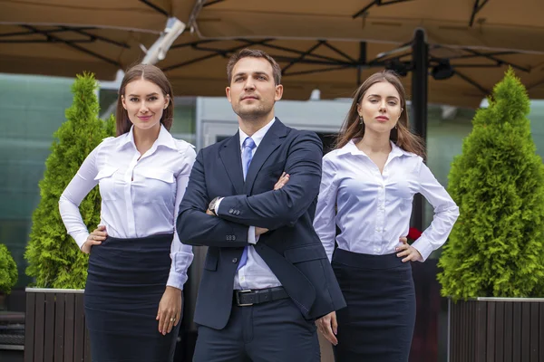 Un jeune homme d'affaires avec ses secrétaires — Photo