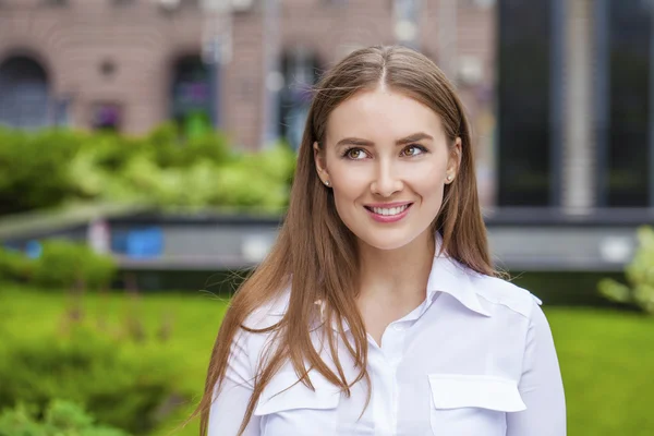 Glückliche Geschäftsfrau im weißen Hemd — Stockfoto