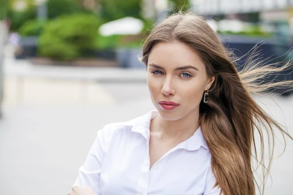 Happy Business femme en chemise blanche — Photo