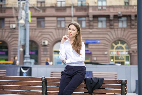 Close up Retrato, joven mujer de negocios con camisa blanca —  Fotos de Stock