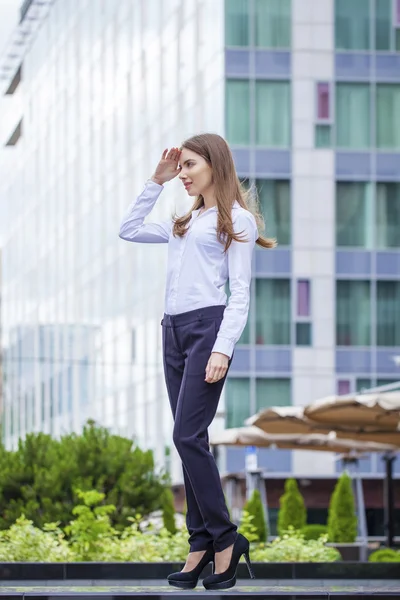 Tam uzunlukta, genç iş kadını Beyaz gömlekli portre 
