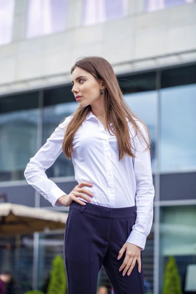 Close up Retrato, joven mujer de negocios con camisa blanca — Foto de Stock