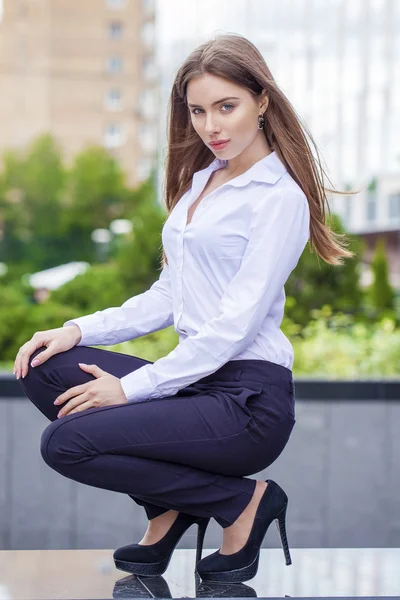 Porträtt i full längd, ung affärskvinna i vit skjorta — Stockfoto