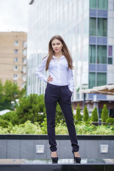 Retrato en longitud completa, mujer de negocios joven en camisa blanca — Foto de Stock