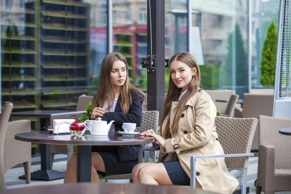 Two young business women having lunch break together — Stock Photo, Image