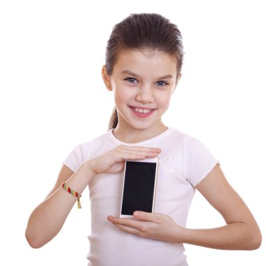 Genç güzel küçük kız yeni bir akıllı telefon gösterir