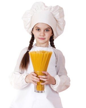 Yemek ve insanlar kavramı - aşçı şapkalı küçük kız gülümseyerek 