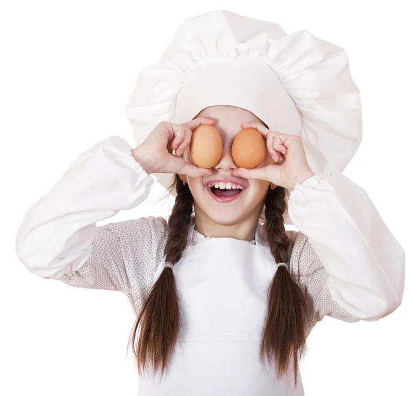 Retrato de uma menina em um avental branco segurando dois frango e — Fotografia de Stock