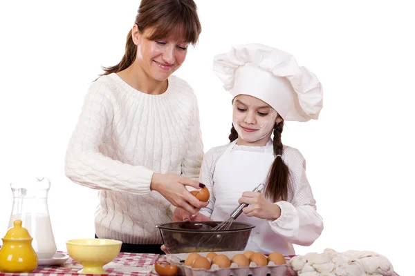 Mãe feliz com a filha pequena cozinha alegre — Fotografia de Stock