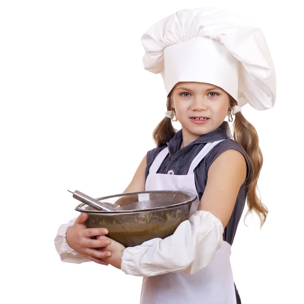 Malá dívka cook biče rozšleháme vejce ve velký talíř — Stock fotografie