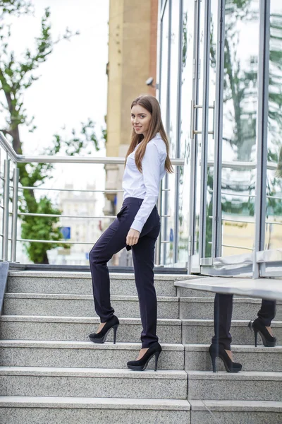 Portrait en pleine longueur, jeune femme d'affaires en chemise blanche — Photo