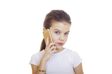 Telefon ederken esmer beyaz kız öğrenci portresi