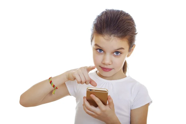 Portret van brunette Kaukasische schoolmeisje met mobiele telefoon — Stockfoto