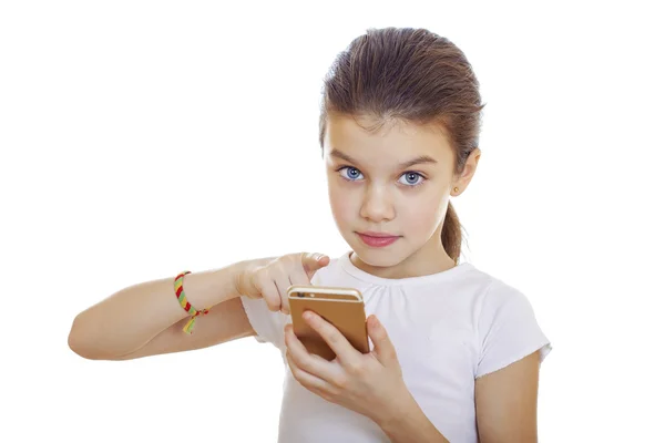 Portret van brunette Kaukasische schoolmeisje met mobiele telefoon — Stockfoto