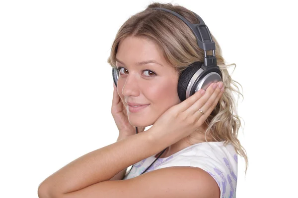 Glückliche junge Frau hört Musik — Stockfoto