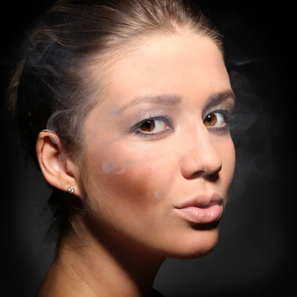 Retrato de uma menina na fumaça do tabaco — Fotografia de Stock