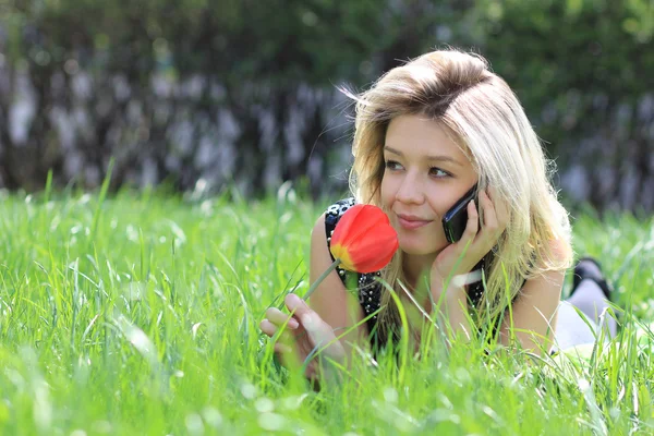 Mobil telefonda konuşurken genç bir kadın portresi — Stok fotoğraf