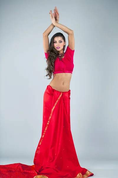 Jeune femme indienne asiatique traditionnelle en sari indien — Photo