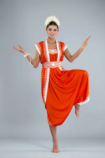 Jovem mulher indiana asiática tradicional em sari indiano — Fotografia de Stock