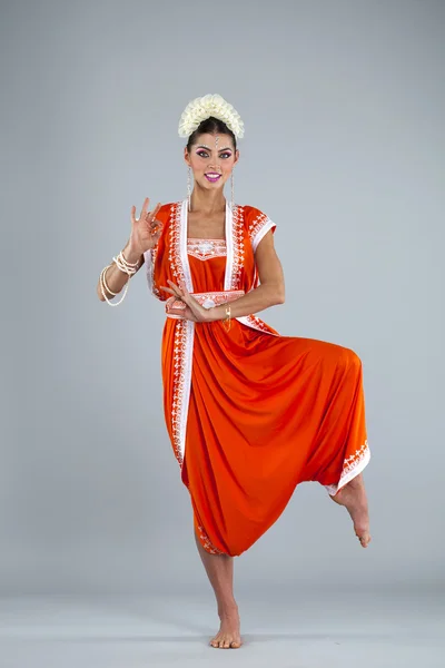 Genç geleneksel Hint Asyalı Hint sari — Stok fotoğraf