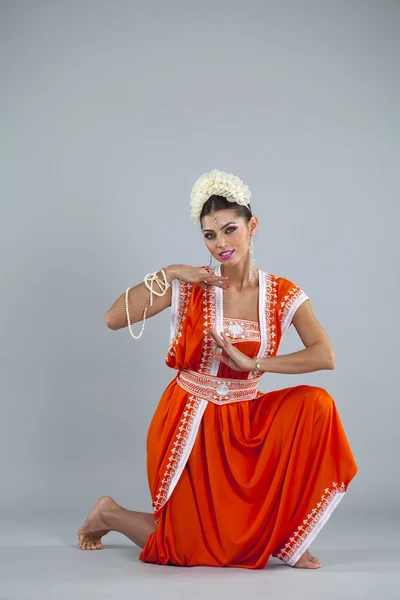 Jovem mulher indiana asiática tradicional em sari indiano — Fotografia de Stock