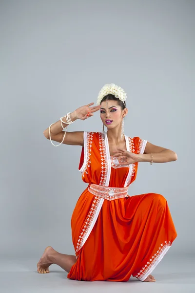 Joven mujer india asiática tradicional en sari indio — Foto de Stock