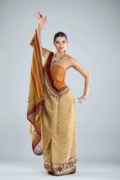 Junge traditionelle asiatische Indianerin im indischen Sari — Stockfoto