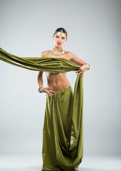 Jovem mulher bonita em vestido verde indiano — Fotografia de Stock