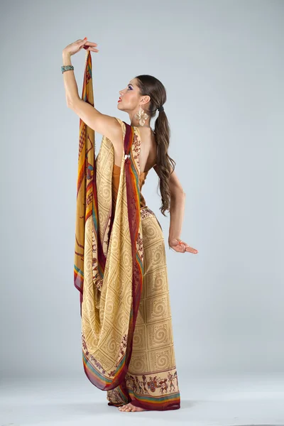 Joven mujer india asiática tradicional en sari indio —  Fotos de Stock