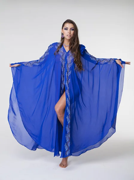 Retrato de la joven mujer sexy en túnica azul árabe — Foto de Stock