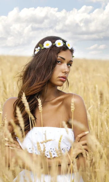 Portret van een mooie jonge brunette in een tarweveld close-up — Stockfoto