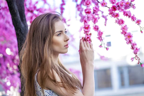 Porträtt av ung kvinna på sommaren gatan — Stockfoto