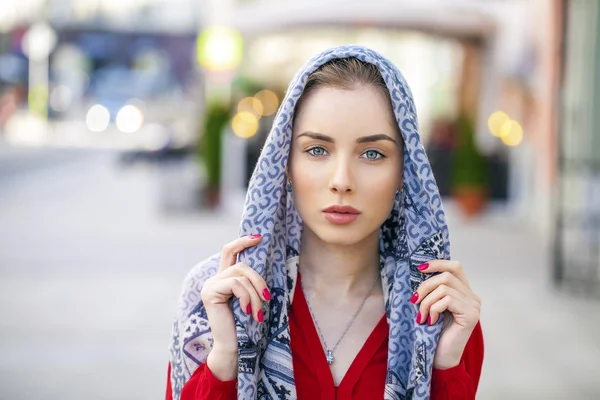 Wanita muda cantik dengan selendang biru di kota musim panas — Stok Foto