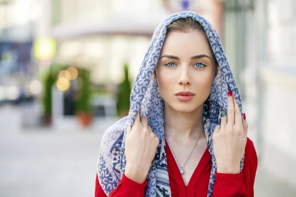 Mulher bonita em um lenço azul na cidade de rua de verão — Fotografia de Stock