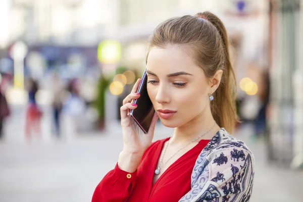 Молодая красивая женщина звонит по телефону — стоковое фото