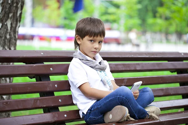 Jongetje aandachtig spelen op smartphone — Stockfoto