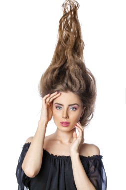 Makyaj, genç güzel kadın trendy çekici saç modeli ile saç