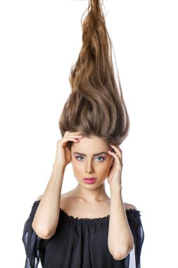 Makyaj, genç güzel kadın trendy çekici saç modeli ile saç